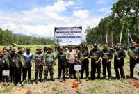 Wakil Bupati Banyuwangi Mujiono bersama Forkopimda melakukan penanaman pohon secara simbolis di RPH Sidomulyo, BKPH Kalisetail, Perhutani KPH Banyuwangi Barat, Rabu (24/12/2025).