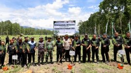 Wakil Bupati Banyuwangi Mujiono bersama Forkopimda melakukan penanaman pohon secara simbolis di RPH Sidomulyo, BKPH Kalisetail, Perhutani KPH Banyuwangi Barat, Rabu (24/12/2025).