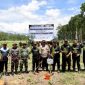 Wakil Bupati Banyuwangi Mujiono bersama Forkopimda melakukan penanaman pohon secara simbolis di RPH Sidomulyo, BKPH Kalisetail, Perhutani KPH Banyuwangi Barat, Rabu (24/12/2025).