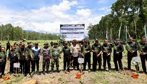 Wakil Bupati Banyuwangi Mujiono bersama Forkopimda melakukan penanaman pohon secara simbolis di RPH Sidomulyo, BKPH Kalisetail, Perhutani KPH Banyuwangi Barat, Rabu (24/12/2025).