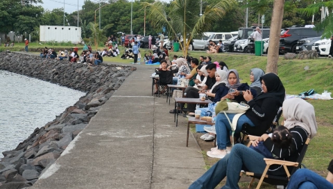 Wisatawan memadati salah satu destinasi wisata di Banyuwangi selama libur Natal dan Tahun Baru 2025–2026.