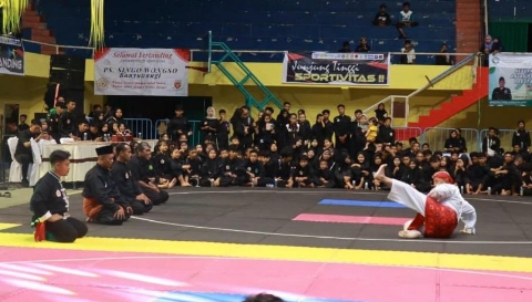 Kejuaraan Kabupaten Pencak Silat antar pelajar di GOR Tawangalun, Banyuwangi, Jumat malam (26/12/2025). (Foto: Dok. Pemkab Banyuwangi)