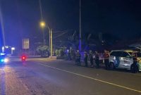 Personel Satlantas Polres Sumenep bersama unsur gabungan menggelar patroli skala besar untuk mengantisipasi balap liar di sejumlah ruas jalan Kabupaten Sumenep, Minggu (28/12/2025) dini hari.