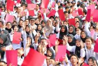 Bupati Banyuwangi Ipuk Fiestiandani menyerahkan SK PPPK Paruh Waktu kepada ribuan tenaga honorer di GOR Tawangalun, Banyuwangi, Minggu (28/12/2025). (Foto: Dok. Pemkab Banyuwangi)