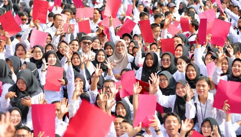 Bupati Banyuwangi Ipuk Fiestiandani menyerahkan SK PPPK Paruh Waktu kepada ribuan tenaga honorer di GOR Tawangalun, Banyuwangi, Minggu (28/12/2025). (Foto: Dok. Pemkab Banyuwangi)