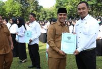 Bupati Bangkalan Lukman Hakim saat menyerahkan SK Pegawai Pemerintah dengan Perjanjian Kerja (PPPK) Paruh Waktu kepada ribuan pegawai di lingkungan Pemkab Bangkalan.