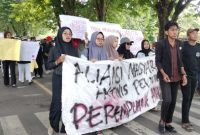 Massa dari keluarga korban, mahasiswa, dan elemen masyarakat menggelar aksi damai di depan Mapolres Sumenep, menuntut penegakan hukum yang berpihak pada korban dugaan pencabulan anak di bawah umur.