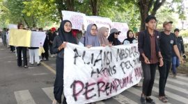 Massa dari keluarga korban, mahasiswa, dan elemen masyarakat menggelar aksi damai di depan Mapolres Sumenep, menuntut penegakan hukum yang berpihak pada korban dugaan pencabulan anak di bawah umur.