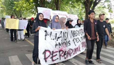 Massa dari keluarga korban, mahasiswa, dan elemen masyarakat menggelar aksi damai di depan Mapolres Sumenep, menuntut penegakan hukum yang berpihak pada korban dugaan pencabulan anak di bawah umur.