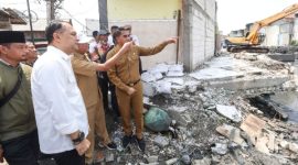 Wali Kota Surabaya Eri Cahyadi saat meninjau progres normalisasi Sungai Kalianak, Senin (29/12/2025), sebagai upaya penanganan banjir dan rob di kawasan Tambak Asri dan Kalianak.