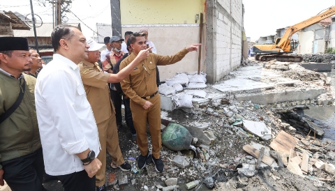 Wali Kota Surabaya Eri Cahyadi saat meninjau progres normalisasi Sungai Kalianak, Senin (29/12/2025), sebagai upaya penanganan banjir dan rob di kawasan Tambak Asri dan Kalianak.