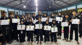 Atlet pencak silat PSHT Cabang Sumenep usai meraih puluhan medali pada Kejuaraan Pencak Silat UIM CUP III 2025 dan Malang Student Championship 2025.