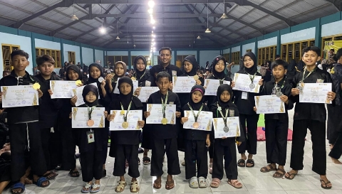 Atlet pencak silat PSHT Cabang Sumenep usai meraih puluhan medali pada Kejuaraan Pencak Silat UIM CUP III 2025 dan Malang Student Championship 2025.