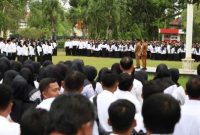 Bupati Bangkalan Lukman Hakim didampingi Wakil Bupati Moh. Fauzan Ja’far saat menyerahkan SK PPPK Paruh Waktu kepada tenaga pendidikan di lingkungan Pemkab Bangkalan, Selasa (30/12/2025).