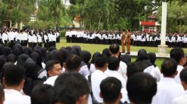Bupati Bangkalan Lukman Hakim didampingi Wakil Bupati Moh. Fauzan Ja’far saat menyerahkan SK PPPK Paruh Waktu kepada tenaga pendidikan di lingkungan Pemkab Bangkalan, Selasa (30/12/2025).