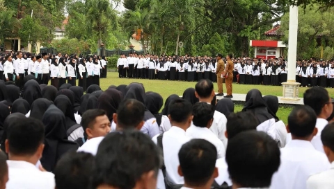 Bupati Bangkalan Lukman Hakim didampingi Wakil Bupati Moh. Fauzan Ja’far saat menyerahkan SK PPPK Paruh Waktu kepada tenaga pendidikan di lingkungan Pemkab Bangkalan, Selasa (30/12/2025).