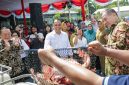 Wali Kota Surabaya Eri Cahyadi bersama Konjen Australia dan Rektor UK Petra saat panen perdana ikan nila di Taman Teman Jemursari V, Wonocolo.