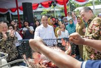Wali Kota Surabaya Eri Cahyadi bersama Konjen Australia dan Rektor UK Petra saat panen perdana ikan nila di Taman Teman Jemursari V, Wonocolo.