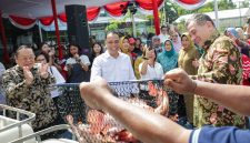 Wali Kota Surabaya Eri Cahyadi bersama Konjen Australia dan Rektor UK Petra saat panen perdana ikan nila di Taman Teman Jemursari V, Wonocolo.