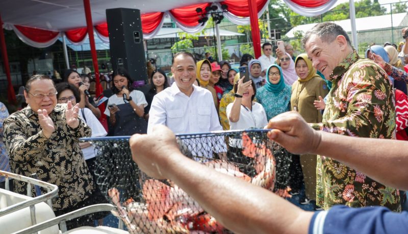 Wali Kota Surabaya Eri Cahyadi bersama Konjen Australia dan Rektor UK Petra saat panen perdana ikan nila di Taman Teman Jemursari V, Wonocolo.