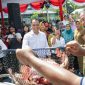 Wali Kota Surabaya Eri Cahyadi bersama Konjen Australia dan Rektor UK Petra saat panen perdana ikan nila di Taman Teman Jemursari V, Wonocolo.