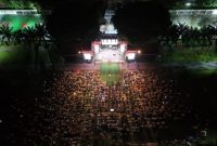 Ribuan jamaah mengikuti muhasabah dan doa bersama pada malam pergantian tahun 2025–2026 di Alun-alun Taman Blambangan, Banyuwangi. (Foto: Pemkab Banyuwangi)