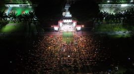 Ribuan jamaah mengikuti muhasabah dan doa bersama pada malam pergantian tahun 2025–2026 di Alun-alun Taman Blambangan, Banyuwangi. (Foto: Pemkab Banyuwangi)