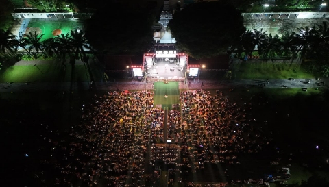 Ribuan jamaah mengikuti muhasabah dan doa bersama pada malam pergantian tahun 2025–2026 di Alun-alun Taman Blambangan, Banyuwangi. (Foto: Pemkab Banyuwangi)