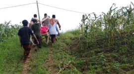 Warga harus bergotong royong memikul orang sakit untuk dibawa ke Puskesmas karena akses mobil sama sekali tidak memungkinkan.