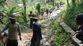 Warga Desa Montorna bergotong royong membangun jalan desa dengan dana swadaya agar bisa dilalui kendaraan roda dua dan roda empat.