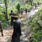 Warga Desa Montorna bergotong royong membangun jalan desa dengan dana swadaya agar bisa dilalui kendaraan roda dua dan roda empat.