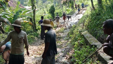 Warga Desa Montorna bergotong royong membangun jalan desa dengan dana swadaya agar bisa dilalui kendaraan roda dua dan roda empat.