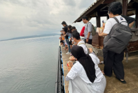 Wisatawan memadati salah satu destinasi unggulan di Kabupaten Banyuwangi selama libur Natal 2025 dan Tahun Baru 2026.