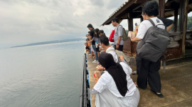 Wisatawan memadati salah satu destinasi unggulan di Kabupaten Banyuwangi selama libur Natal 2025 dan Tahun Baru 2026.