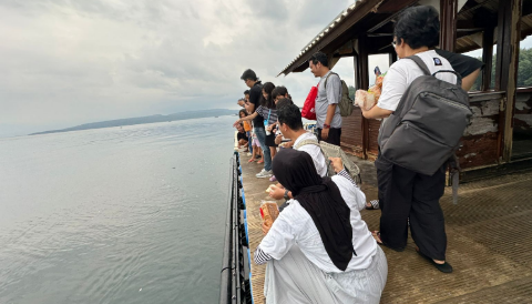 Wisatawan memadati salah satu destinasi unggulan di Kabupaten Banyuwangi selama libur Natal 2025 dan Tahun Baru 2026.