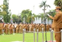 Wakil Bupati Sumenep KH. Imam Hasyim saat memimpin Apel Gabungan ASN di Kantor Bupati Sumenep, Senin (05/01/2026).
