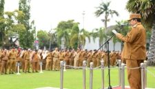 Wakil Bupati Sumenep KH. Imam Hasyim saat memimpin Apel Gabungan ASN di Kantor Bupati Sumenep, Senin (05/01/2026).