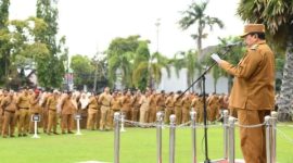 Wakil Bupati Sumenep KH. Imam Hasyim saat memimpin Apel Gabungan ASN di Kantor Bupati Sumenep, Senin (05/01/2026).
