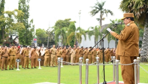 Wakil Bupati Sumenep KH. Imam Hasyim saat memimpin Apel Gabungan ASN di Kantor Bupati Sumenep, Senin (05/01/2026).