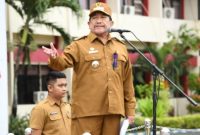 Wakil Bupati Sumenep KH. Imam Hasyim saat memberikan arahan pada Apel Gabungan ASN di lingkungan Pemerintah Kabupaten Sumenep, Senin (05/01/2026).