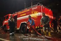 Petugas DPKP dan DLH Kota Surabaya melakukan penyedotan genangan air di sejumlah kawasan usai hujan deras, Minggu (04/01/2026).