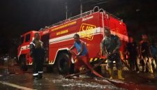 Petugas DPKP dan DLH Kota Surabaya melakukan penyedotan genangan air di sejumlah kawasan usai hujan deras, Minggu (04/01/2026).