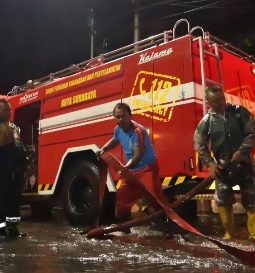 Hujan Deras Guyur Surabaya, Puluhan Armada Damkar dan DLH Dikerahkan Atasi Genangan