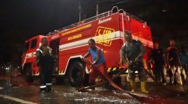 Petugas DPKP dan DLH Kota Surabaya melakukan penyedotan genangan air di sejumlah kawasan usai hujan deras, Minggu (04/01/2026).