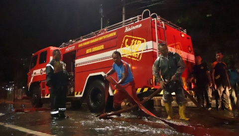 Petugas DPKP dan DLH Kota Surabaya melakukan penyedotan genangan air di sejumlah kawasan usai hujan deras, Minggu (04/01/2026).