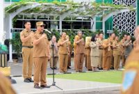 Wali Kota Probolinggo dr. Aminuddin saat memimpin apel hari pertama kerja tahun 2026 di halaman Kantor Wali Kota Probolinggo, Senin (05/01/2026).