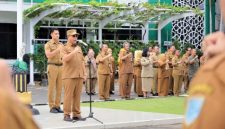 Wali Kota Probolinggo dr. Aminuddin saat memimpin apel hari pertama kerja tahun 2026 di halaman Kantor Wali Kota Probolinggo, Senin (05/01/2026).