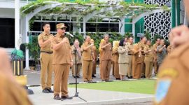 Wali Kota Probolinggo dr. Aminuddin saat memimpin apel hari pertama kerja tahun 2026 di halaman Kantor Wali Kota Probolinggo, Senin (05/01/2026).