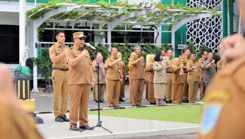 Wali Kota Probolinggo dr. Aminuddin saat memimpin apel hari pertama kerja tahun 2026 di halaman Kantor Wali Kota Probolinggo, Senin (05/01/2026).