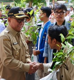Gerakan Sedekah Oksigen, Ribuan Bibit Pohon Dibagikan di Banyuwangi